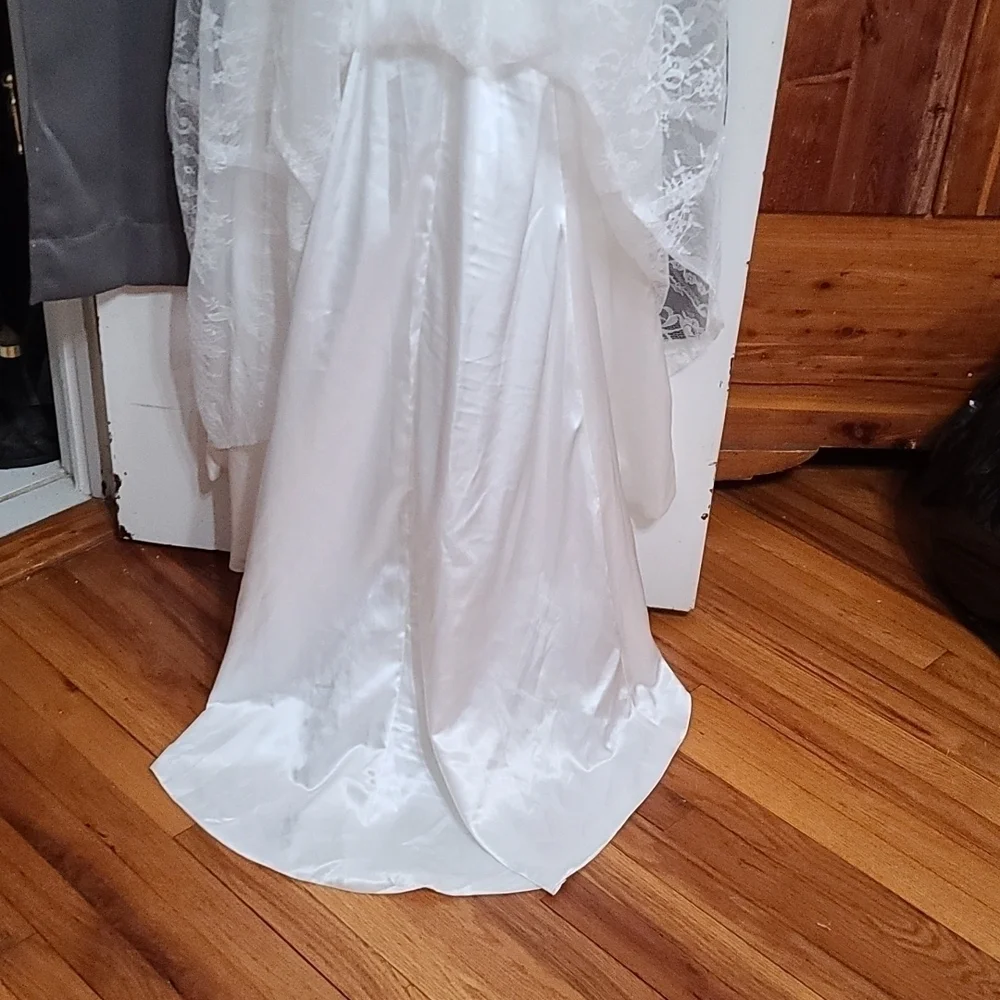 NWT Brides Wedding Dress White Sheer Lacy Floral Zips Train Lined Size 10‎ READ